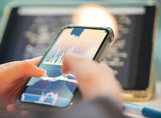 Processo transparente de levantamento e transferência de fundos sendo verificado por um investidor