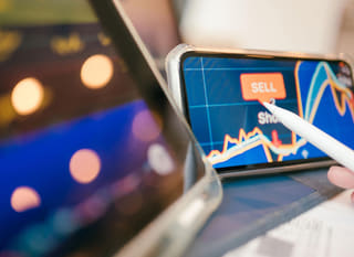 Analista multi-mercado avaliando opções de Bitcoin, Ethereum e forex
