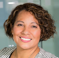 Claire Ashford, responsável de conformidade e especialista financeira, retrato